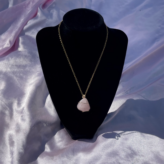 Collar de cuarzo rosa en plata de ley 925 bañado en oro