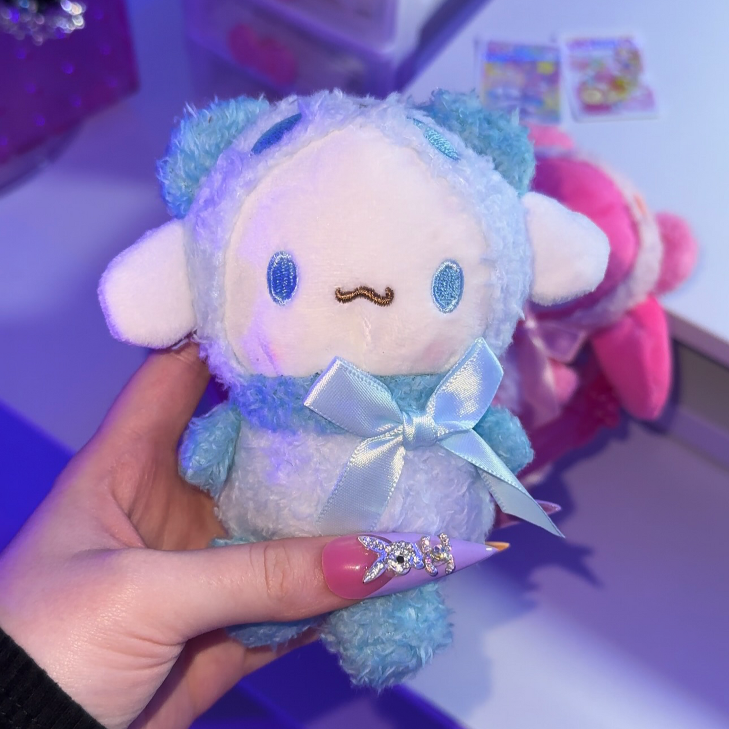 Lindo llavero de peluche de rollo de canela