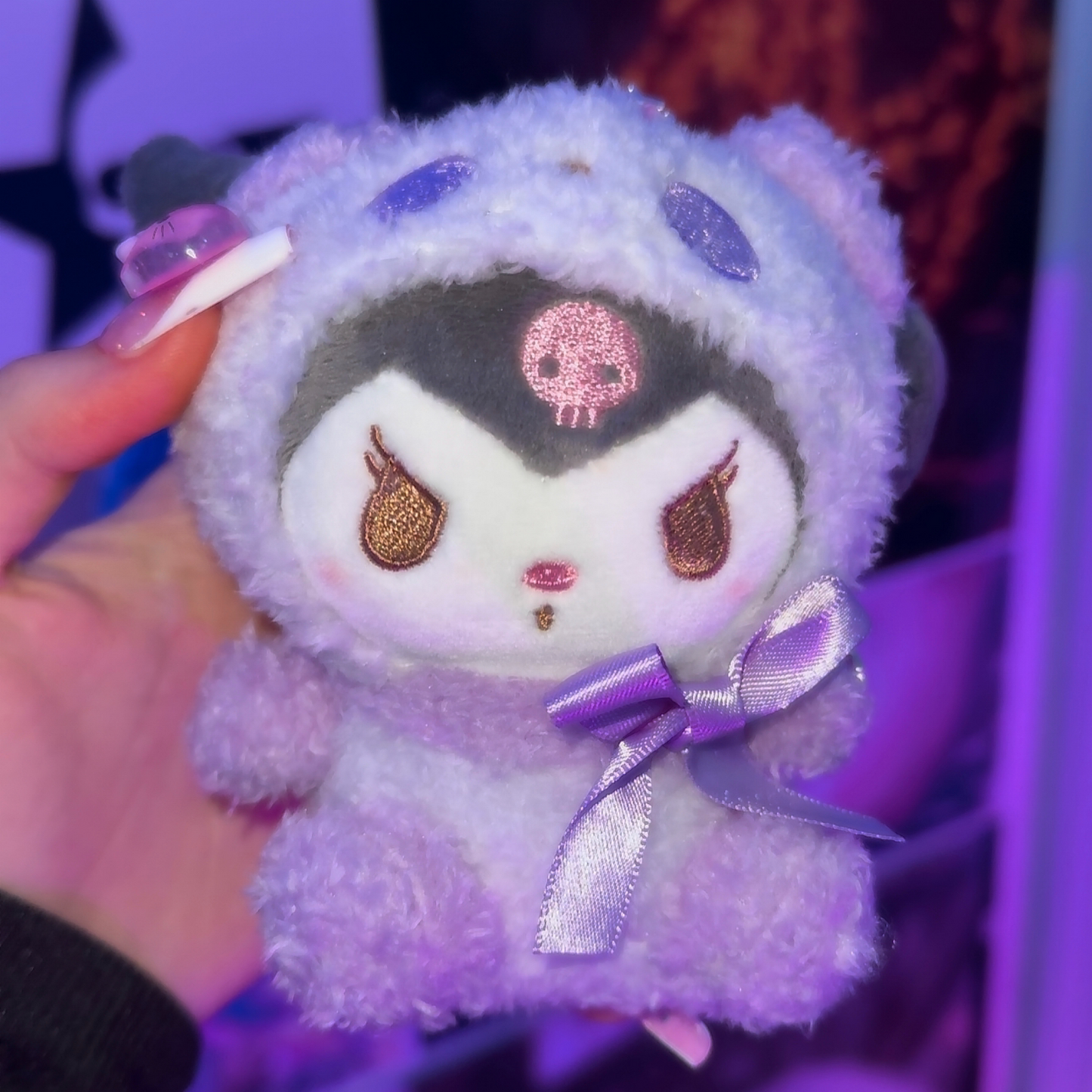 Llavero de peluche morado malvado